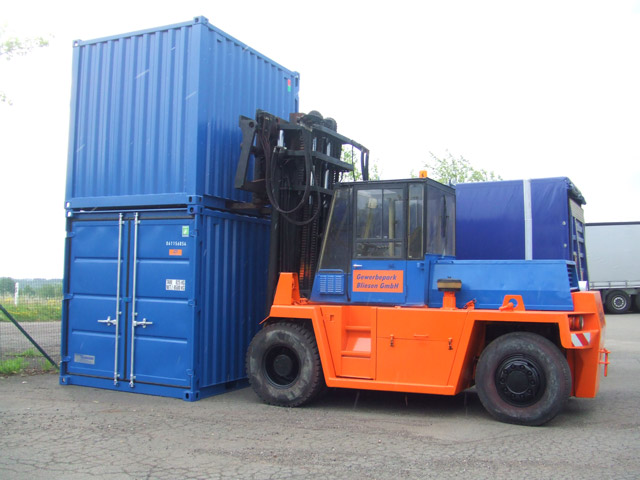 Lagercontainer im Gewerbepark Bliesen Saarland, Schwerlaststapler, Einlagerung, Schwerlasteinlagerung,